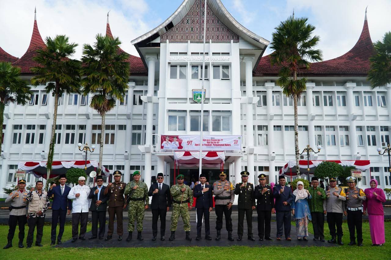 Usai upacara para peserta gelar sesi poto bareng dihalaman Balaikota.